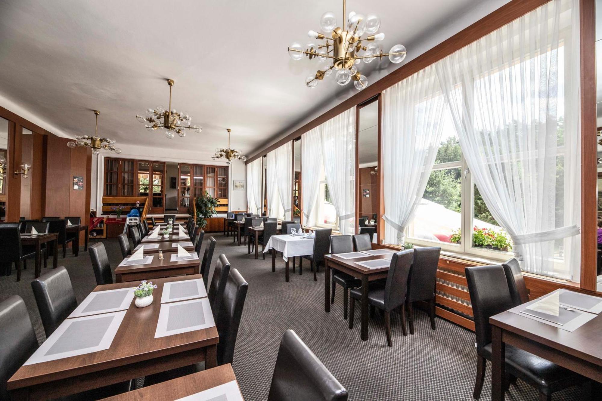 Parkhotel Skalni Mesto Jičín Buitenkant foto